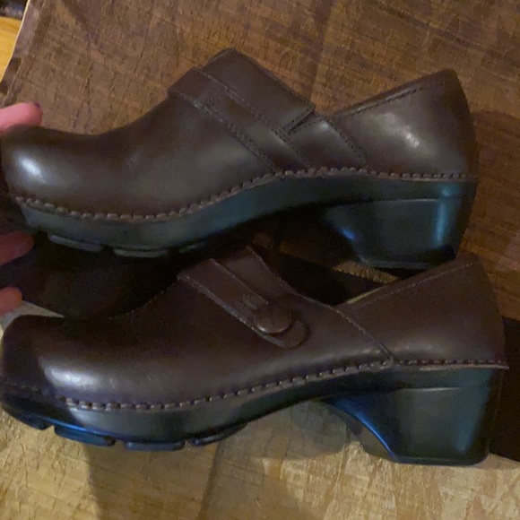 Women’s Dansko Brown Clog with side buttons - Picture 7 of 7